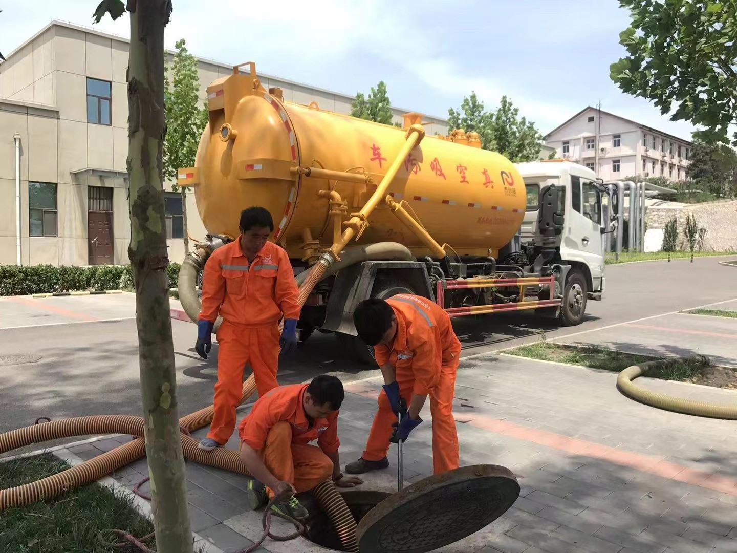 华阴管道疏通车停在窨井附近