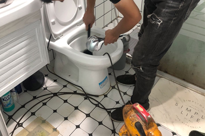 华阴马桶堵塞自己疏通还是找师傅?专业上门服务让你省时更省心